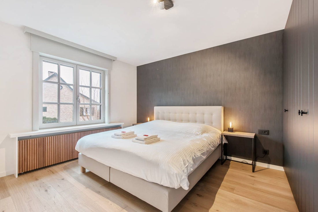 Double bedroom with dark feature wall