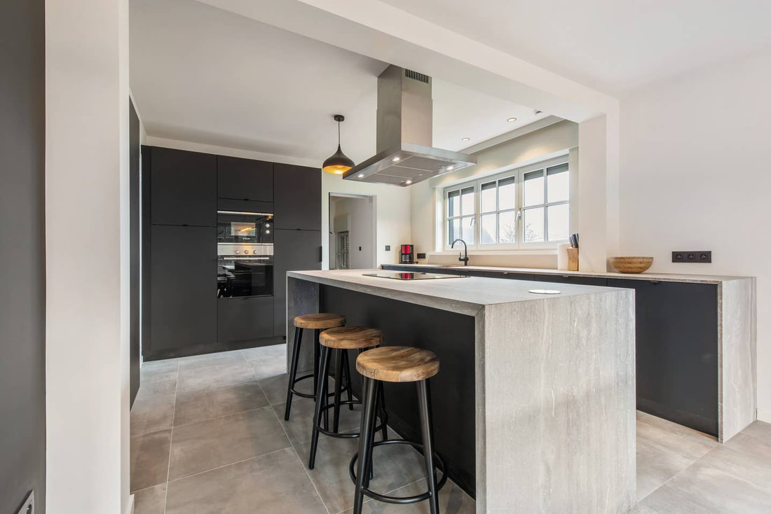 Large modern kitchen with island at Villa Amelie